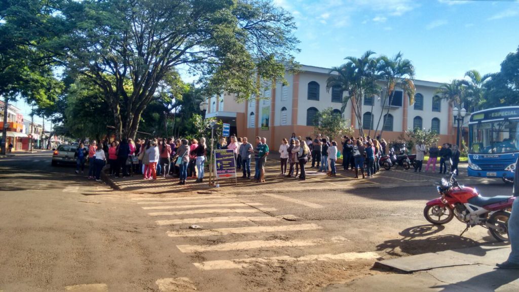 No município de Paiçandu um pequeno grupo se reuniu defronte a Igreja Matriz