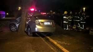 acidente Motorista bate em árvore e morre na hora