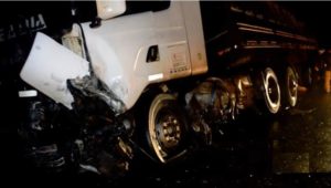 acidente 323 carreta Universitária morre ao bater contra duas carretas