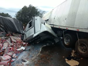 acidente apucarana 2 Acidente no Contorno envolve caminhões e deixa motorista ferido gravemente