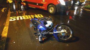 acidente moto pedestre 1 Idoso morre após ser atropelado no Jardim Alvorada