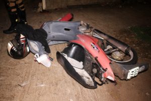 acidente adolescente x moto 1 Adolescente furta carro, atropela motociclista e invade estabelecimento no Conjunto Requião