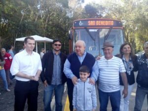 prefeito greca O dia em que o prefeito de Curitiba parou para inaugurar um ponto de ônibus