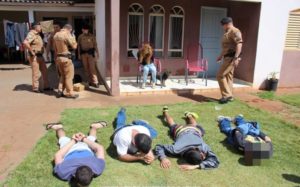 presos Polícia Militar apreende moto furtada e maconha em Maringá