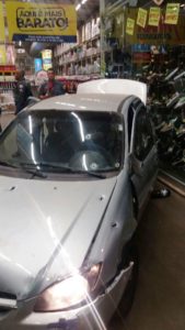 supermercado muffato max 1 Jovem de Sarandi é morto pela polícia após invadir com o carro um supermercado