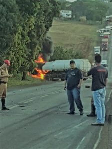 pr 323 3 Colisão na rodovia deixou uma carreta incendiada e motorista preso às ferragens