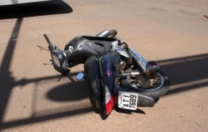 acidente moto 1 Pedestre fica gravemente ferida após ser atropelada por moto
