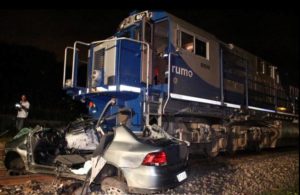 acidente trem sarandi Três pessoas ficam feridas após locomotiva atingir veículo