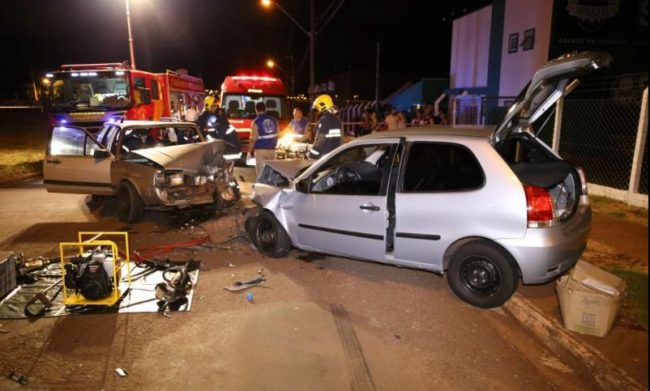 acidente maringa 10 02 Acidente entre carros deixa duas pessoas feridas em Maringá