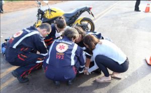 acidente linha cerol 1 Linha com cerol deixa dois motociclistas graves em Maringá