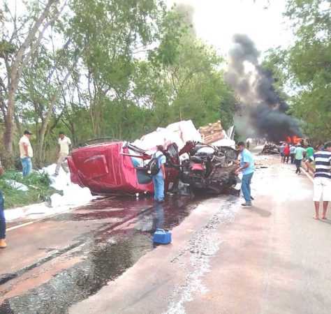 acidente pr 082 1 Acidente entre duas carretas e um ônibus deixa mortos em rodovia do Paraná