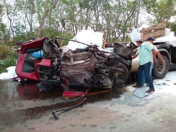 acidente pr 082 2 Acidente entre duas carretas e um ônibus deixa mortos em rodovia do Paraná