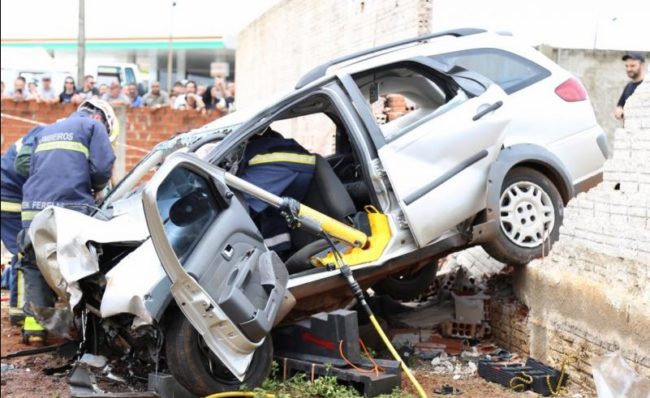 acidente casal 19 10 Passageira morre após carro colidir contra muro