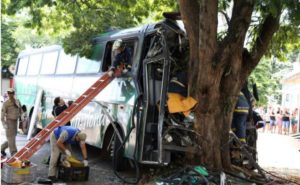 onibus chapecoense Chapecoense diz que ônibus que se acidentou em Maringá não pertence ao clube