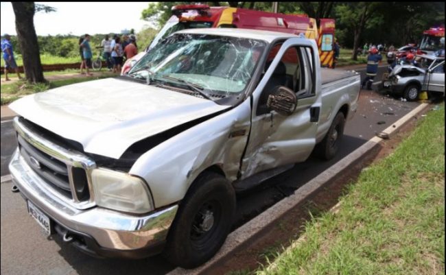 acidente colombo caminhonete Mulher fica ferida em acidente violento na avenida Colombo