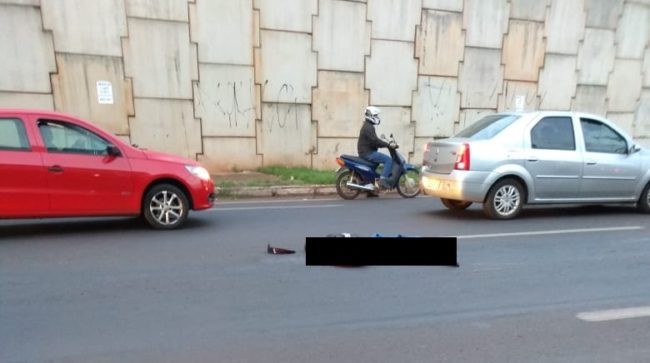 acidente moto morte Motociclista morre após rodado de caminhão passar por cima