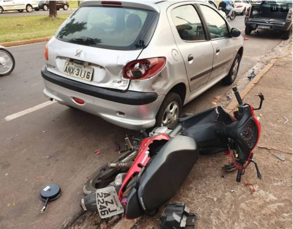 acidente carro moto Motociclista fica ferido em acidente