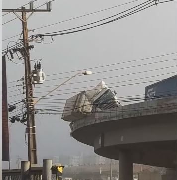 carreta Carreta fica pendurada no Contorno Norte