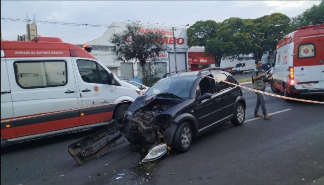 acidente colombo carro Acidente entre dois carros deixa nove pessoas feridas e uma morta em Maringá