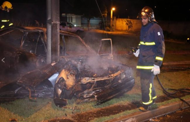 carro incendio maringa Motorista ateia fogo em carro após bater em poste