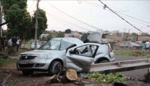 carro poste 3 Motorista bate carro e derruba 6 postes de uma só vez em Maringá