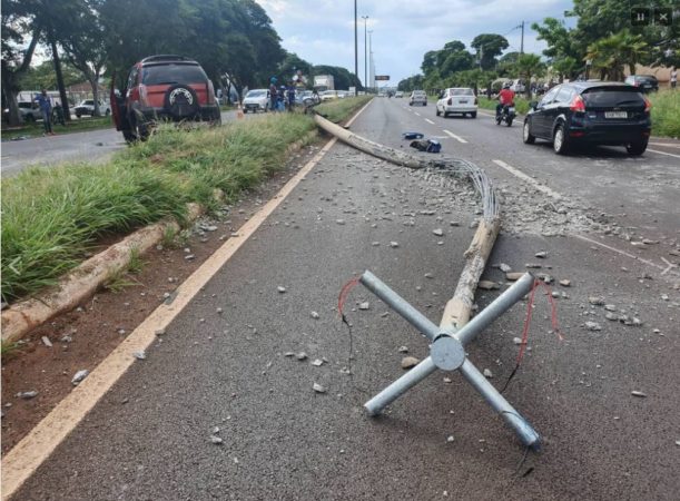 acidente carro poste Motorista escapa da morte ao derrubar poste na Avenida Colombo em Maringá