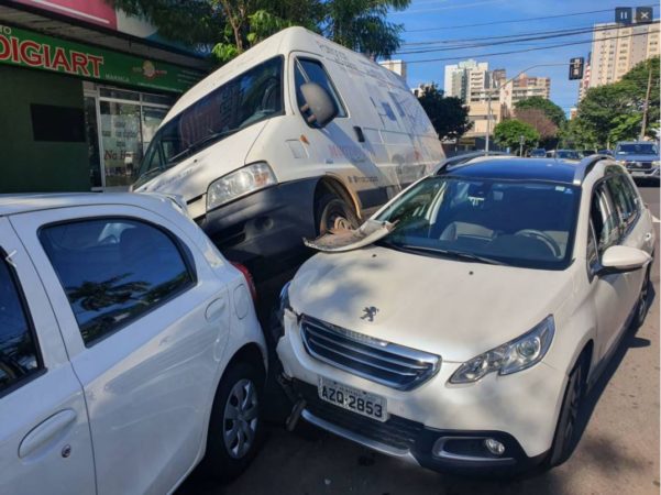 acidente centro mga Motorista passa mal e causa acidente no centro de Maringá