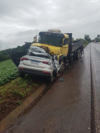 acidente pr 445 1 Mãe e filha morrem em acidente entre carro e caminhão na PR-445