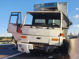 acidente contono norte Motorista sobrevive a um grave acidente de trânsito em Maringá