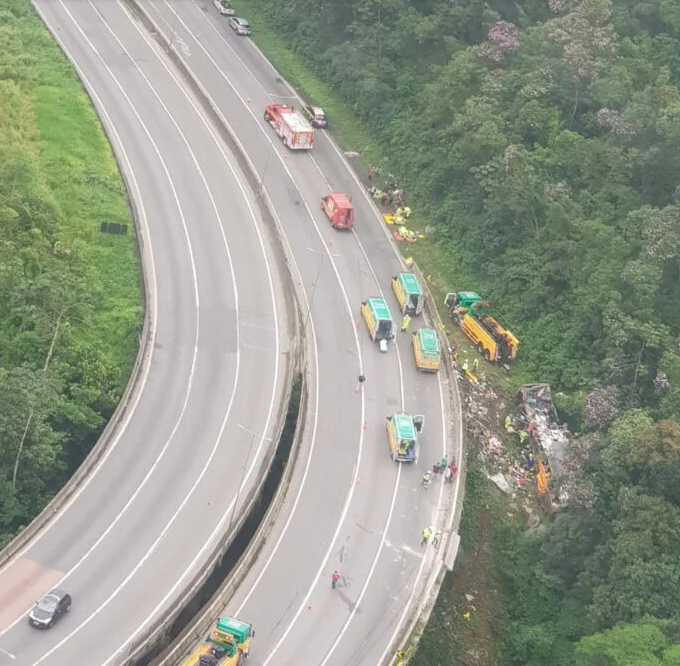 acidente onibus turismo Bombeiros confirmam 14 passageiros mortos em acidente com ônibus de turismo na BR-376