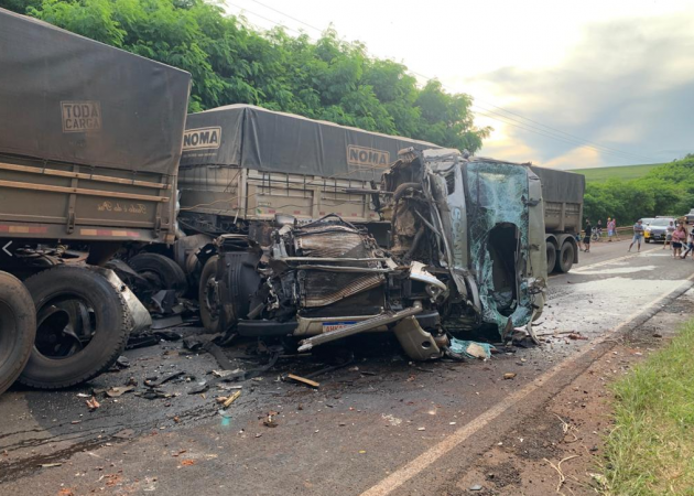 acidente carreta rodovia astorga Grave acidente em rodovia deixa motorista ferido