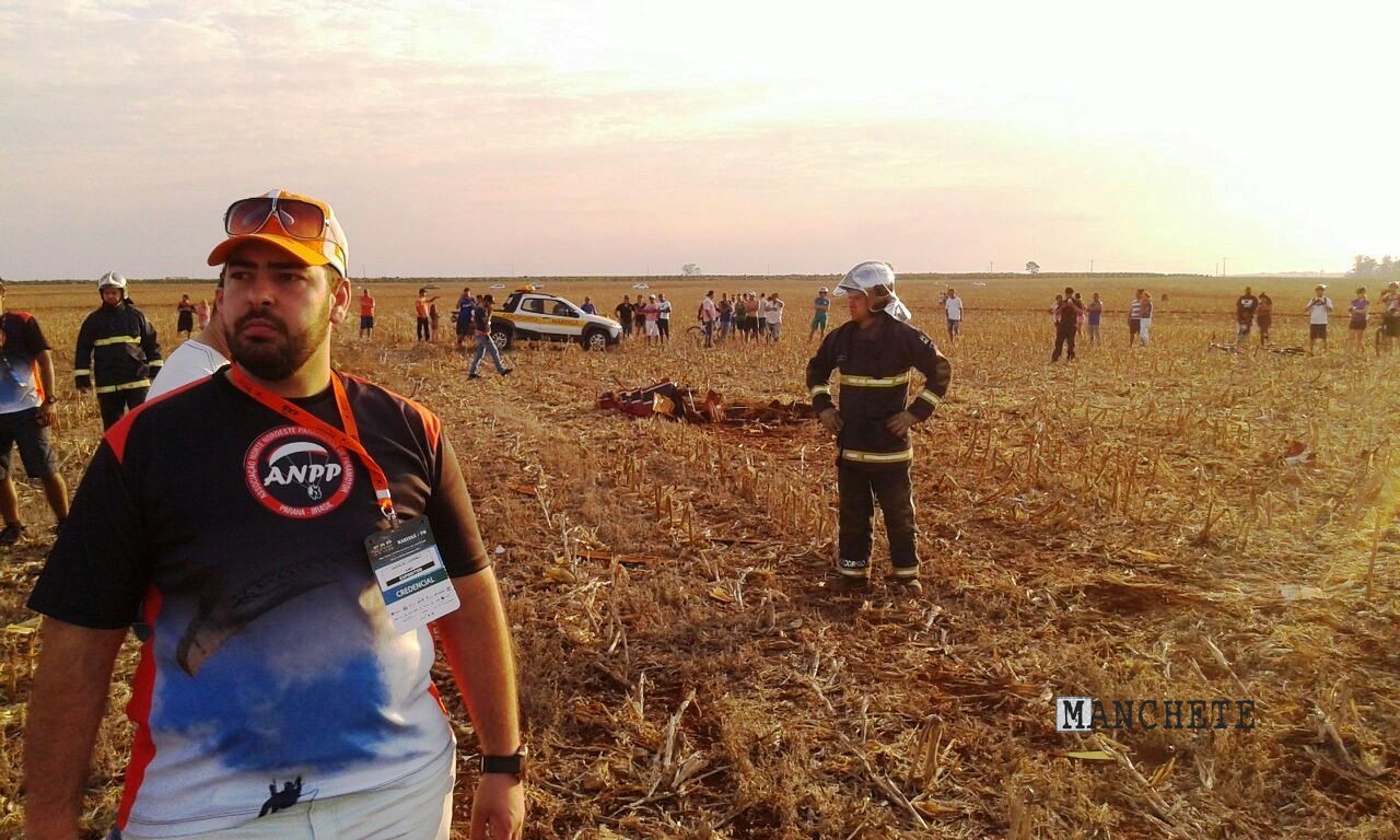 Foto de Avião cai em Maringá – Aeronave participava de acrobacia em feira aeronáutica – Piloto morre