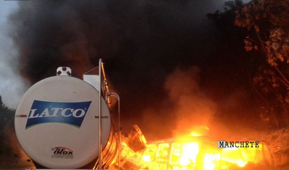 Foto de 20 pessoas morrem carbonizadas em acidente na rodovia 323