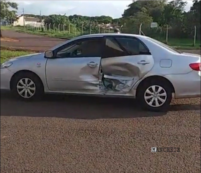 Foto de Cinco pessoas ficaram feridas em colisão entre dois carros em Maringá