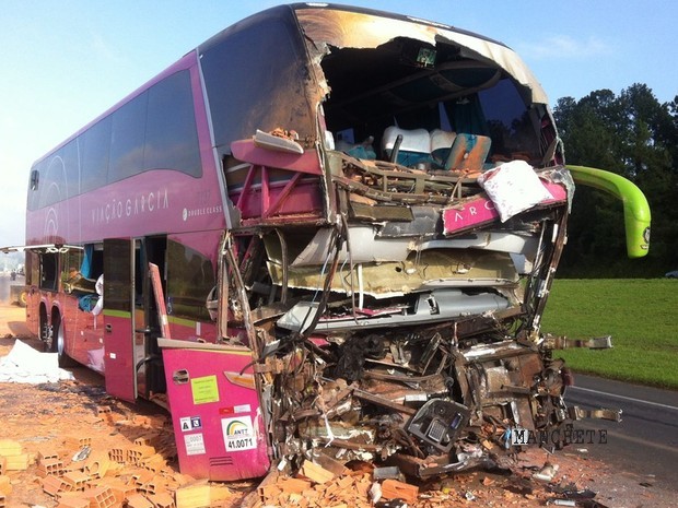 Foto de Ônibus da Viação Garcia: Colisão deixa dois mortos