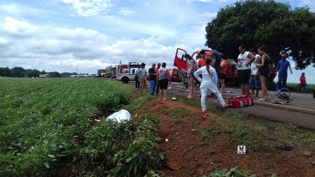 acidente pr 082 3 Motorista morre em colisão frontal entre dois caminhões em São João do Ivaí