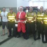 agentes 5 Agentes de trânsito fazem entrega de presentes de Natal