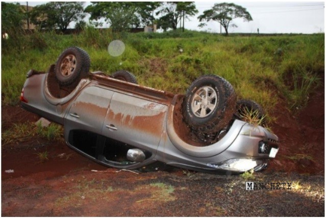 Foto de PM prende ladrões de veículos