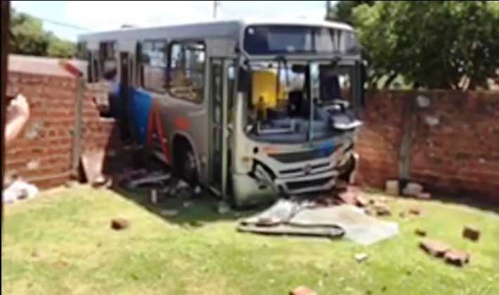 Foto de Ônibus invade quintal de residência