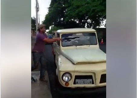 Foto de Preferiu destruir o carro do que pagar a multa