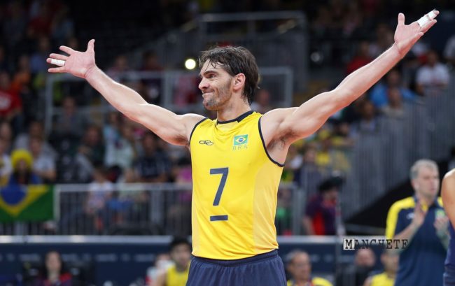 Foto de Giba no encerramento do Brasileiro Escolar de Vôlei de Praia