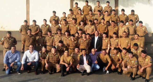 Foto de Jair Bolsonaro visita escola militar em Maringá