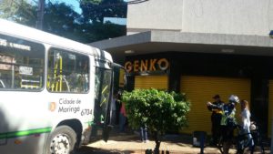 WhatsApp Image 2017 06 25 at 13.08.01 Motorista perde o controle de ônibus e quase invade loja no centro de Maringá