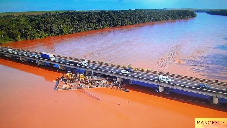 Foto de Ponte é interditada para retirada de balsa com guindaste