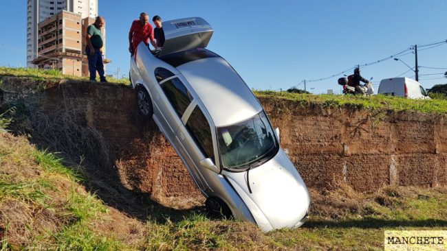 Foto de Carro despenca em terreno e casal abandona o local