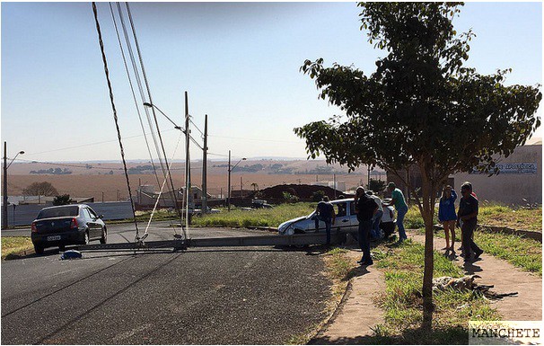 Foto de Derruba poste de energia e vaza