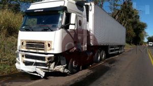 acidente pr 323 ponte Colisão frontal entre carro e carreta deixa dois mortos na PR-323