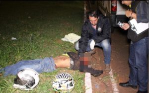 acidente moto av tuiuti Moto colide contra árvore; dois jovens morrem