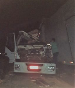 acidente pr 218 2 Carreta e caminhão batem de frente, motorista morre e passageiro se salva ao pular da cabine