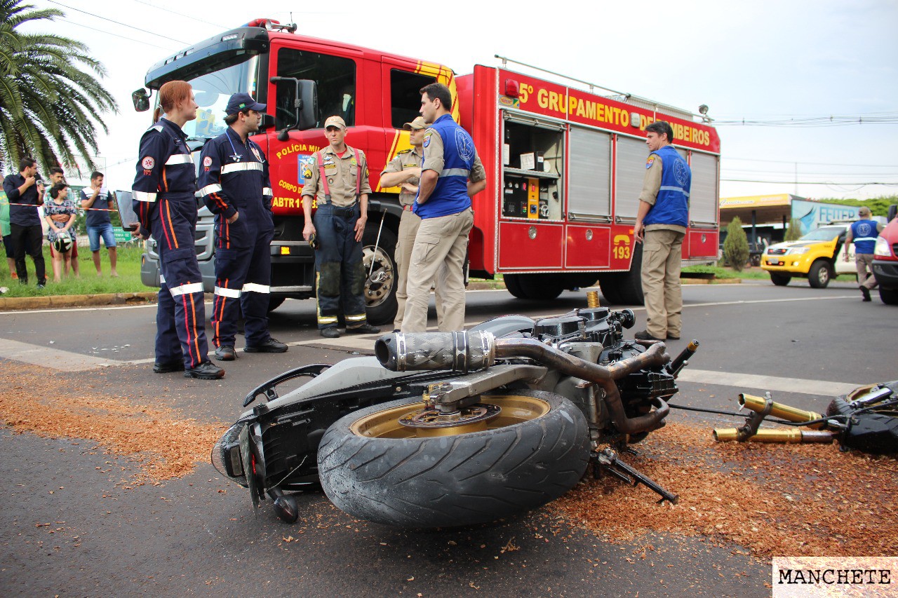 Foto de Motociclista colide contra semáforo e morre em Maringá